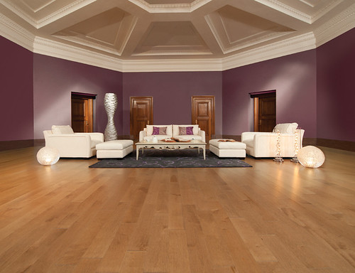 صالة استقبال بجلسات بيضاء أنيقة